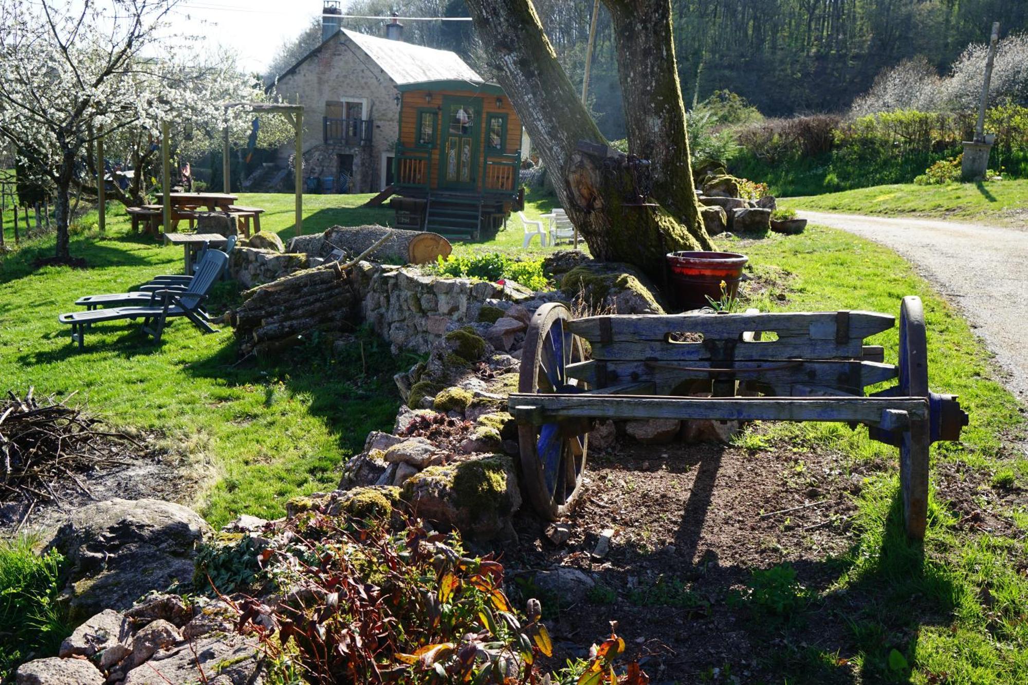 Roulotte Maisonthiers Blanot  Buitenkant foto